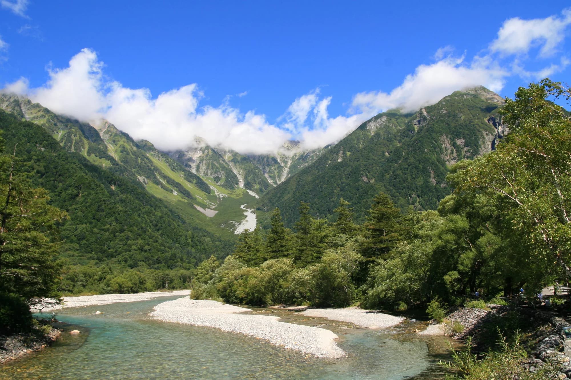 長野県上高地の山岳風景